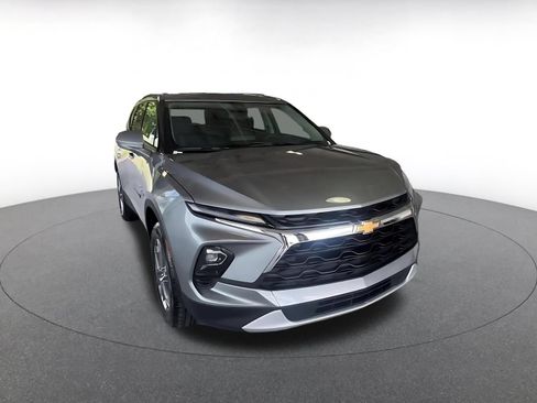 Used 2025 Chevrolet Blazer LT FWD image 3
