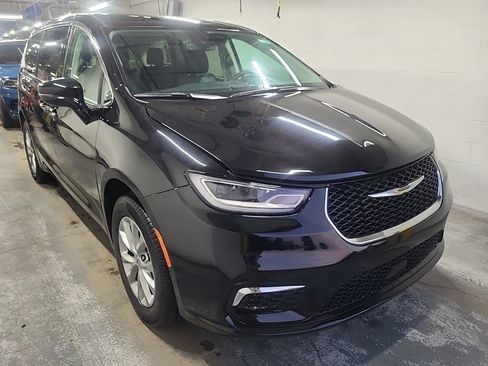 Used 2024 Chrysler Pacifica Touring-L w/ Uconnect Theater Family Group AWD/4WD image 2