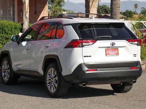 Used 2023 Toyota RAV4 XLE Premium image 6