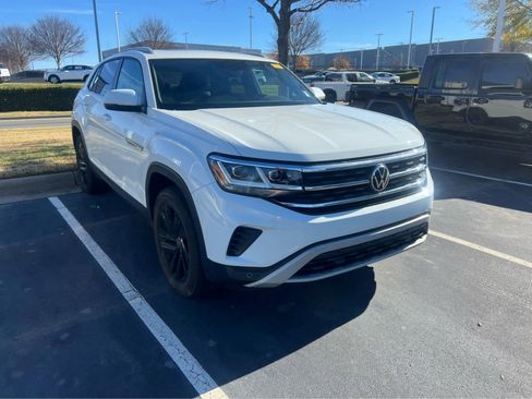 Used 2022 Volkswagen Atlas Cross Sport SE w/ Panoramic Sunroof Package image 2