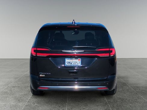 Used 2024 Chrysler Pacifica Touring image 4