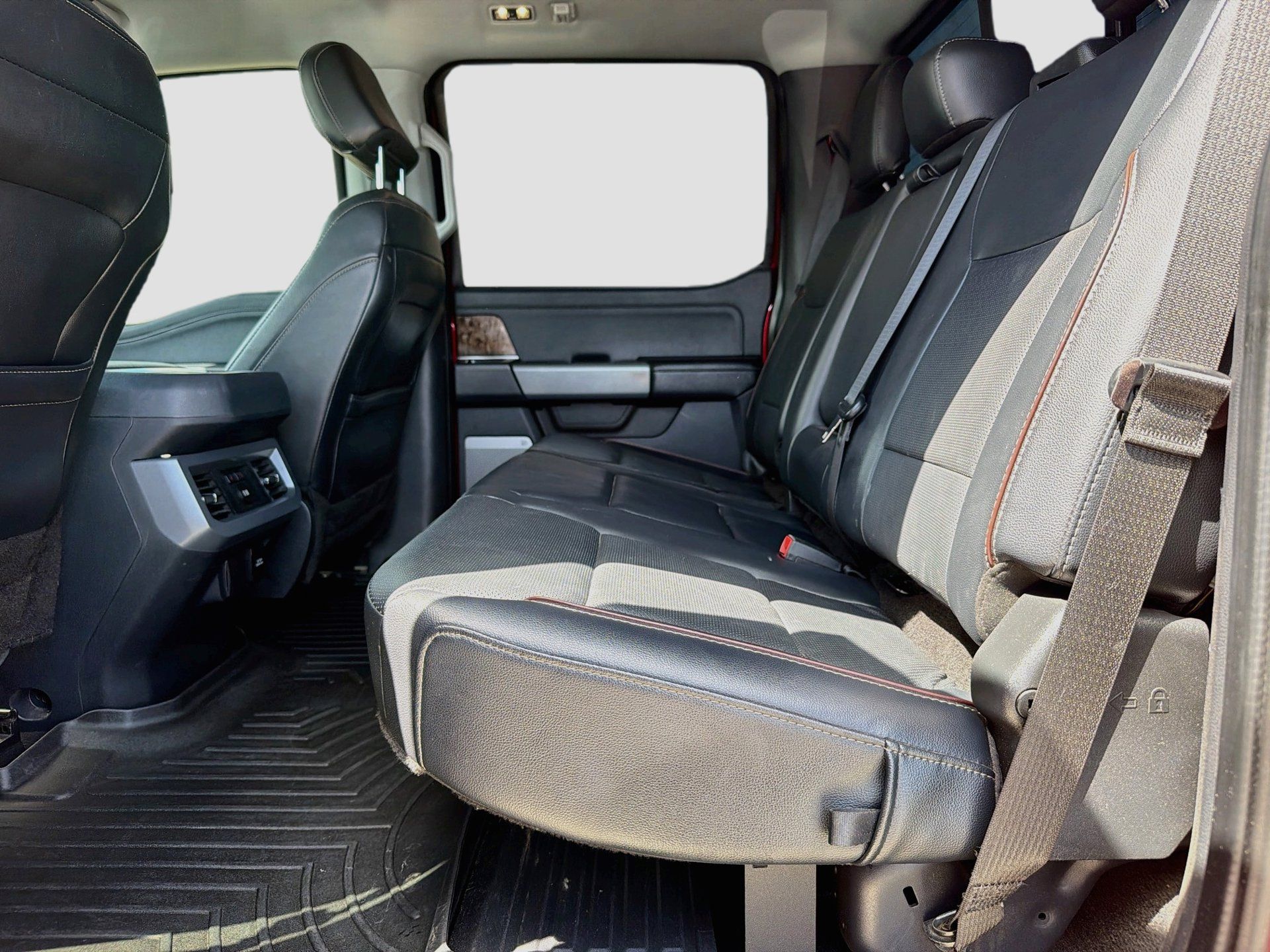 Used 2024 Ford F350 Lariat w/ Lariat Ultimate Package AWD/4WD image 26