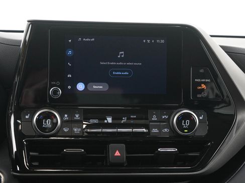 Used 2023 Toyota Highlander XLE AWD/4WD image 19