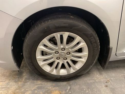 Used 2017 Toyota Sienna Limited image 31
