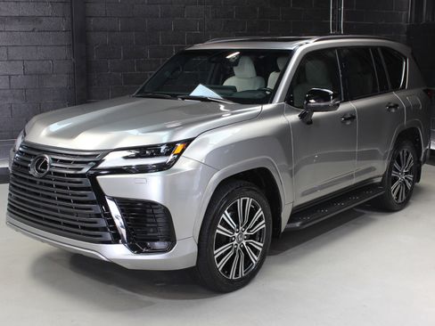 Used 2023 Lexus LX 600 4WD w/ Appearance Package image 3