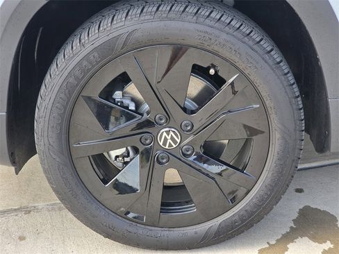 New 2025 Volkswagen Taos SE image 8