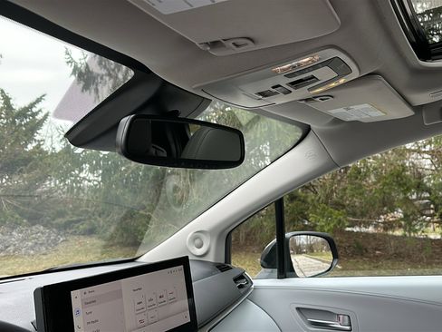 Used 2025 Toyota Sienna XLE w/ XLE Plus Package image 24