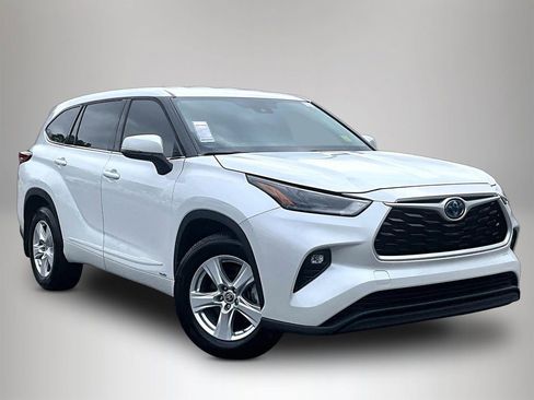 Used 2022 Toyota Highlander LE image 1