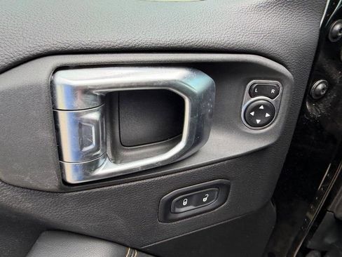 Used 2024 Jeep Wrangler Unlimited Sahara AWD/4WD image 16