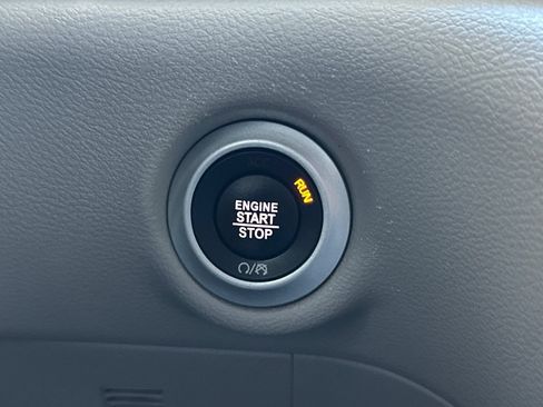 Used 2023 Chrysler Pacifica Touring-L FWD image 25