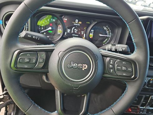 Used 2025 Jeep Wrangler Unlimited Rubicon 4xe w/ Convenience Group AWD/4WD image 8