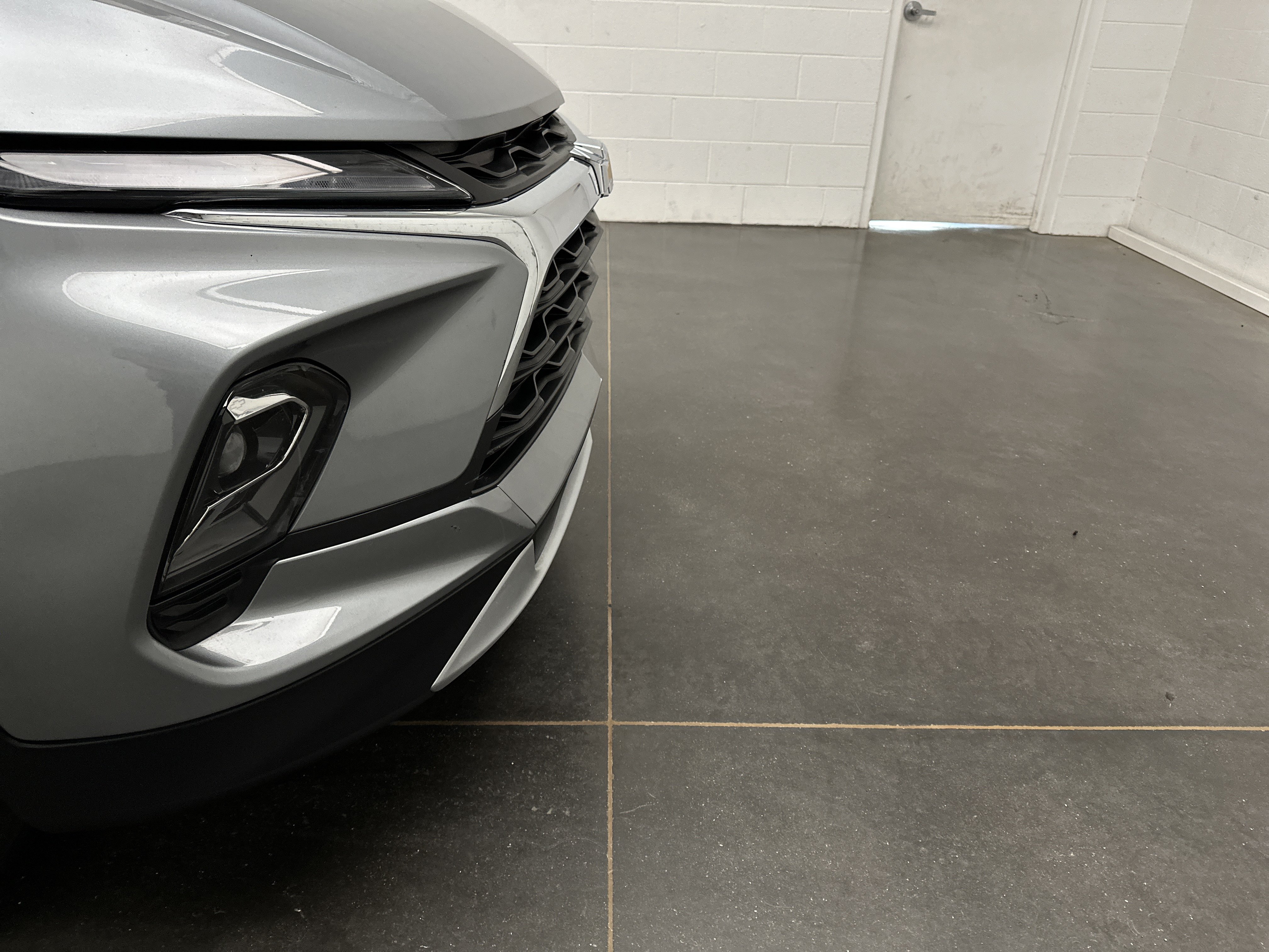 Used 2025 Chevrolet Blazer LT FWD image 2