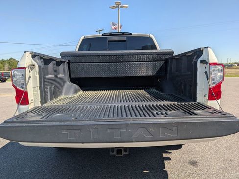 Used 2018 Nissan Titan SV w/ SV Convenience Package image 31