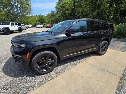 Used 2024 Jeep Grand Cherokee Limited w/ Black Appearance Package AWD/4WD image 2