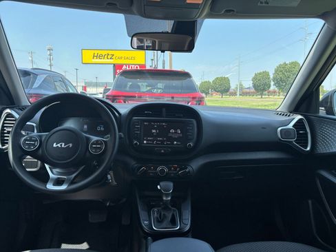 Used 2025 Kia Soul LX w/ LX Technology Package FWD image 30