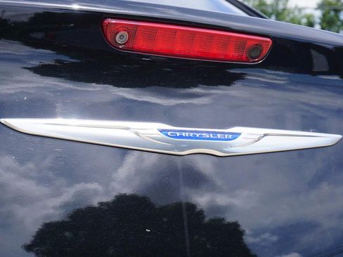 Used 2018 Chrysler 300 Limited AWD/4WD image 18