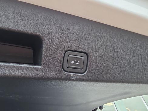 Used 2025 Chevrolet Traverse LT image 39