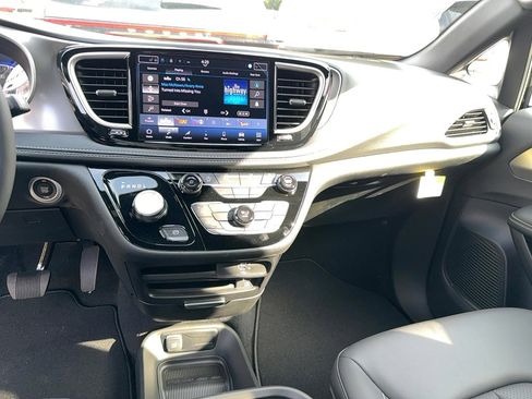 New 2026 Chrysler Pacifica Select image 11
