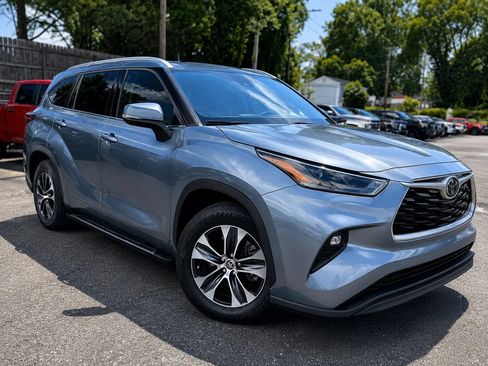 Used 2022 Toyota Highlander XLE FWD image 1