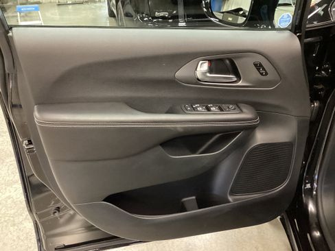 New 2026 Chrysler Pacifica Select image 12