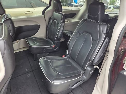 Used 2023 Chrysler Pacifica Limited FWD image 12