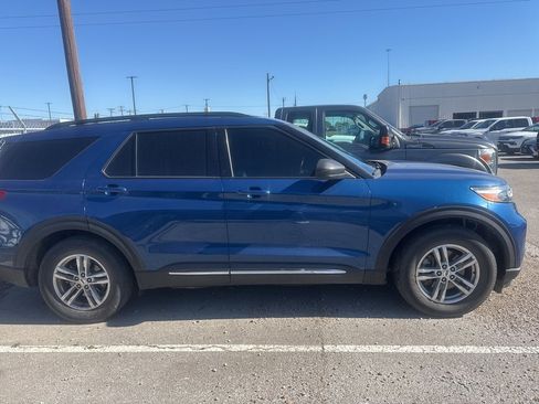 Used 2022 Ford Explorer XLT w/ Equipment Group 202A image 4