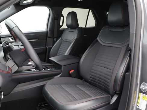 Used 2025 Ford Explorer ST-Line w/ ST-Line Street Pack image 17