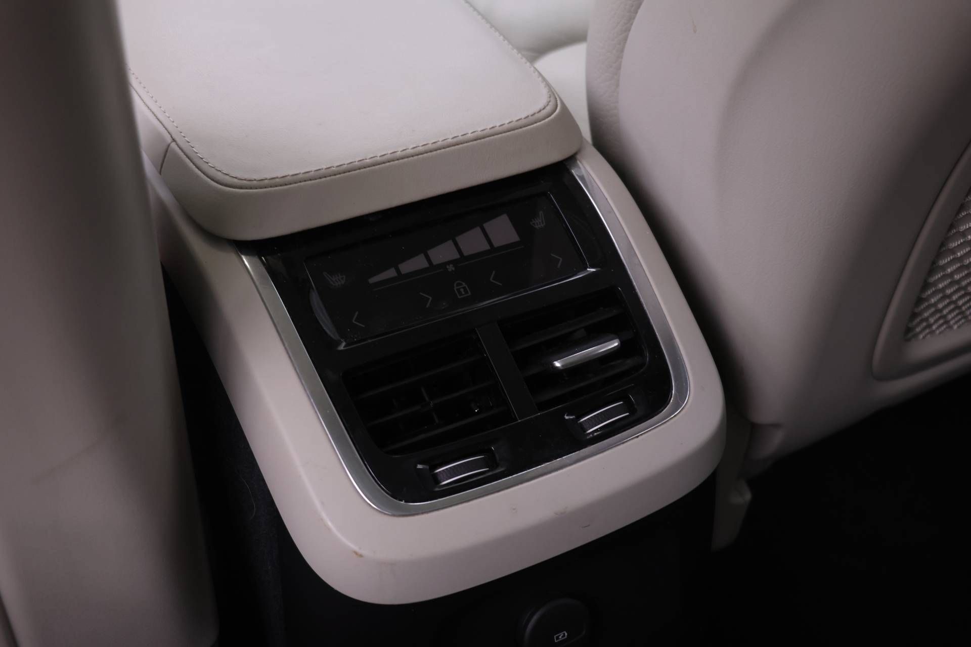 Certified 2025 Volvo XC90 T8 Plus w/ Protection Package Premier AWD/4WD image 15