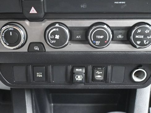 Used 2019 Toyota Tacoma SR5 AWD/4WD image 18