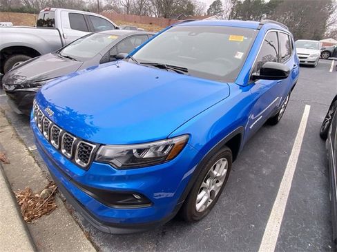 Used 2024 Jeep Compass Latitude image 3