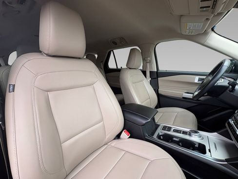 Used 2022 Ford Explorer XLT w/ Equipment Group 202A image 9