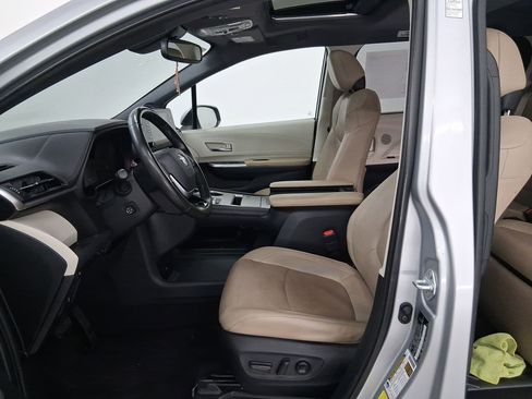 Used 2021 Toyota Sienna Limited image 5