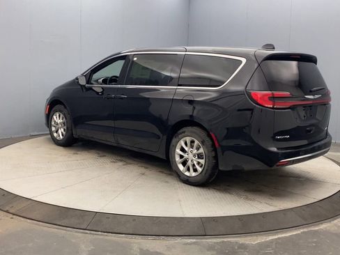New 2026 Chrysler Pacifica Select image 3