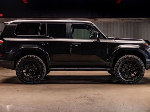 Used 2024 Lexus GX 550 w/ Cold Area Package image 11