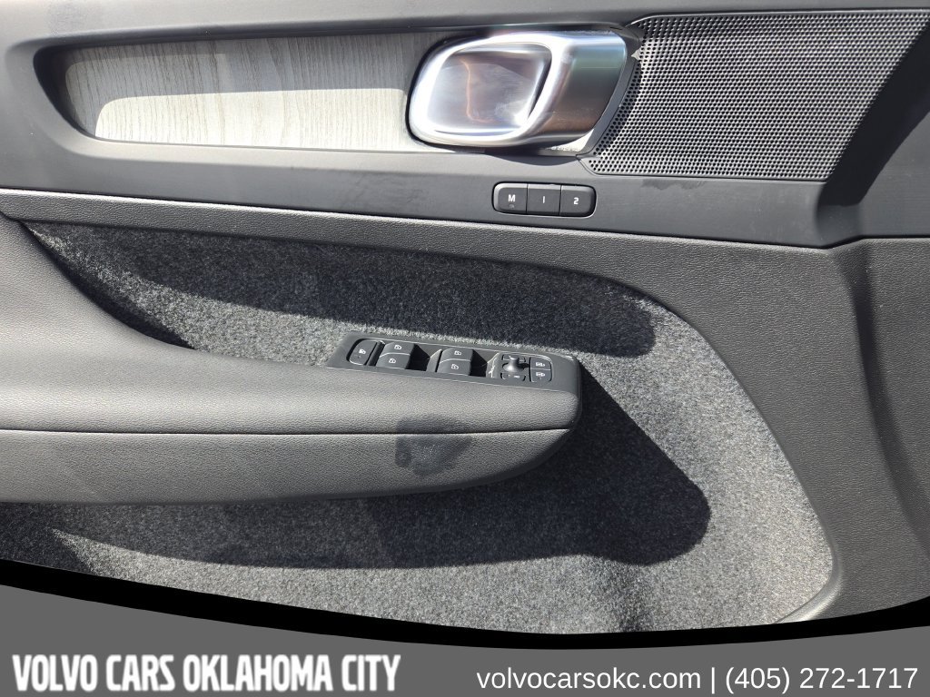 Certified 2025 Volvo XC40 B5 Core AWD/4WD image 24