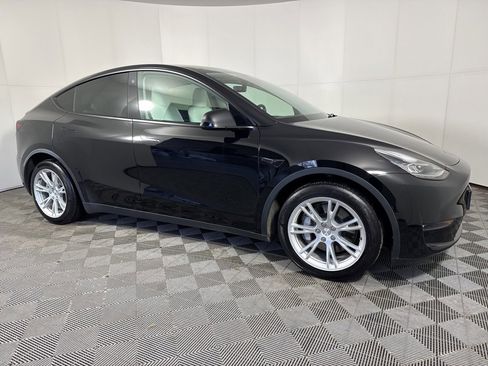 Used 2021 Tesla Model Y Long Range image 10