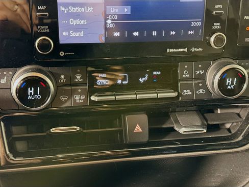 Certified 2022 Toyota Highlander XLE image 18