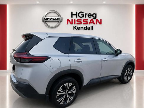 Used 2021 Nissan Rogue SV FWD image 2