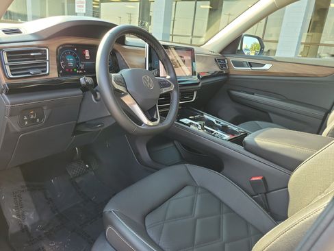 Used 2025 Volkswagen Atlas SE FWD image 19