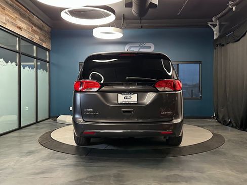 Used 2020 Chrysler Pacifica Limited image 4