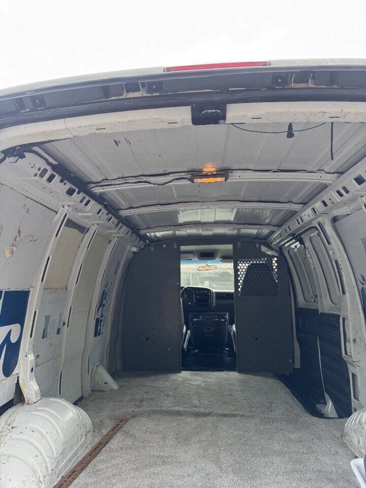 Used 2001 Chevrolet Express 2500 RWD image 19