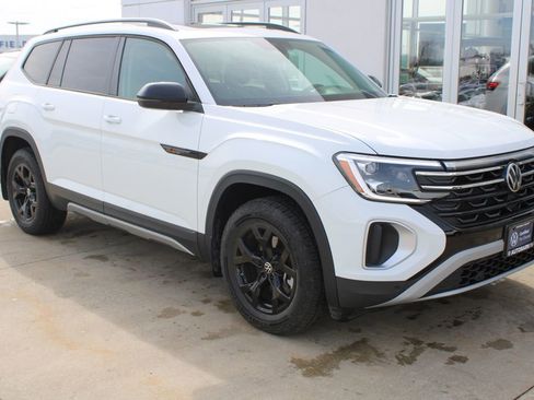 Certified 2025 Volkswagen Atlas Peak Edition SE AWD/4WD image 1