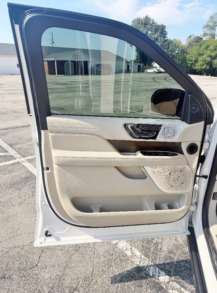 Used 2018 Lincoln Navigator Reserve w/ Technology Package AWD/4WD image 9