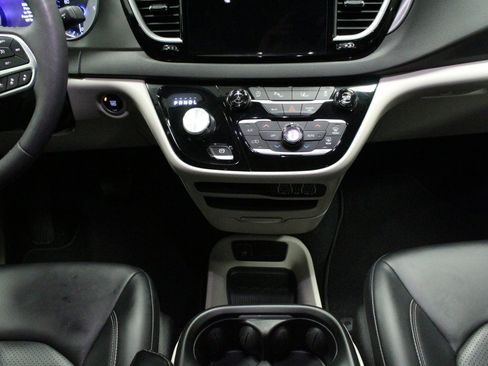 Used 2024 Chrysler Pacifica Touring-L FWD image 20