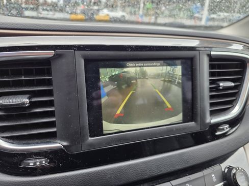 Used 2019 Chrysler Pacifica Touring-L image 16