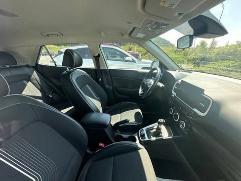 Used 2022 Hyundai Venue Limited FWD image 29