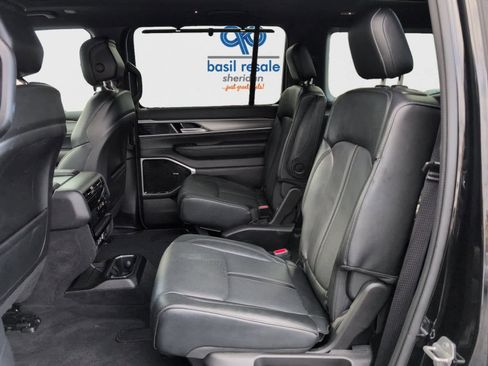 Used 2025 Jeep Wagoneer Series III w/ Premium Group I image 18