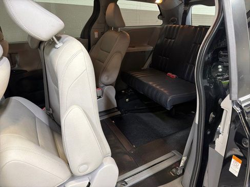 Used 2020 Toyota Sienna L image 26
