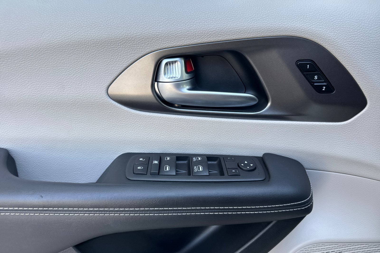 Used 2024 Chrysler Pacifica Touring-L FWD image 10