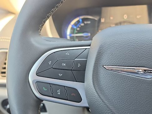 Used 2024 Chrysler Pacifica Limited FWD image 17